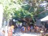 Nisyros-Foto-Marktplatz-Mandraki-Benjamini-Gummibaum-Tavernen-Kafenions.JPG